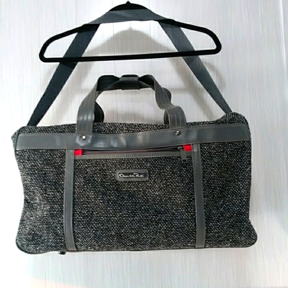 Oscar de la renta travel bag. Sz 20 in 12 in 5in color gray in good con.